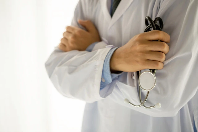 lekarz trzymający słuchawki